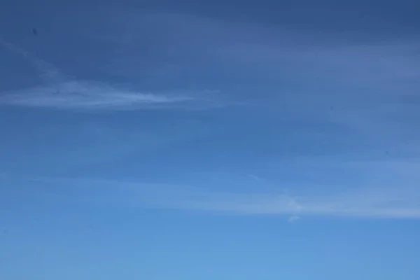 Volledige Beeld Van Blauwe Lucht Met Wispy Wolkenvorming Hoge Kwaliteit — Stockfoto