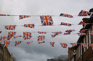 1 Mayıs 2023 - Windsor, İngiltere: Windsor kasabası King Charless taç giyme töreni için Union Jack Bunting ile dekore edildi. Yüksek kalite fotoğraf.