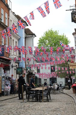 1 Mayıs 2023 - Windsor, İngiltere: Windsor kasabası King Charless taç giyme töreni için Union Jack Bunting ile dekore edildi. Yüksek kalite fotoğraf.