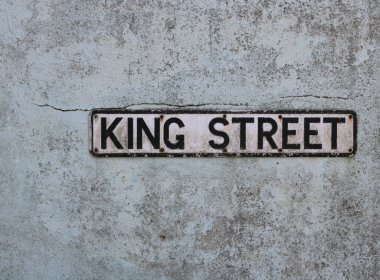 King Street 'in eski yıpranmış duvara bağlı olduğunu gösteren Birleşik Krallık yol tabelası. Yüksek kalite fotoğraf
