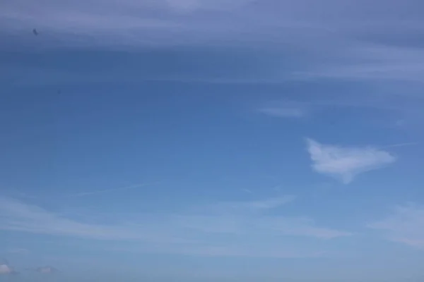 Volledig Frame Van Mooie Blauwe Lucht Met Ongewone Zachte Witte — Stockfoto