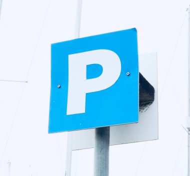Yüksek kalite fotoğrafta mavi ve beyaz araba park yeri işareti var.