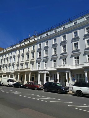 14 Mayıs 2023 - Londra SW1, UK: Dönem binalarının üzerinde mavi gökyüzü olan Londra Caddesi 'nin portresi. Kopyalama alanı olan yüksek kaliteli fotoğraf.