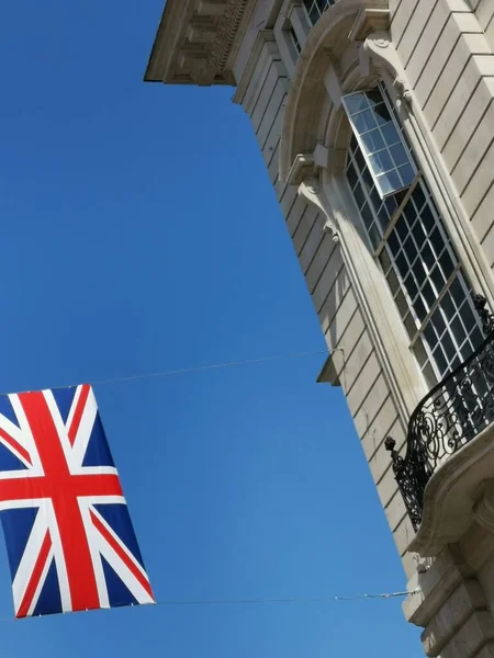May 2023 London Vertical Image Union Jack Deep Blue Sky — Stock Photo, Image