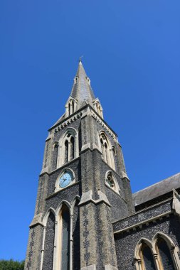 10 Temmuz 2022 - Ealing UK: St Marys Church Hanwell 'in mavi gökyüzüne karşı dikey görüntüsü. Yüksek kalite fotoğraf