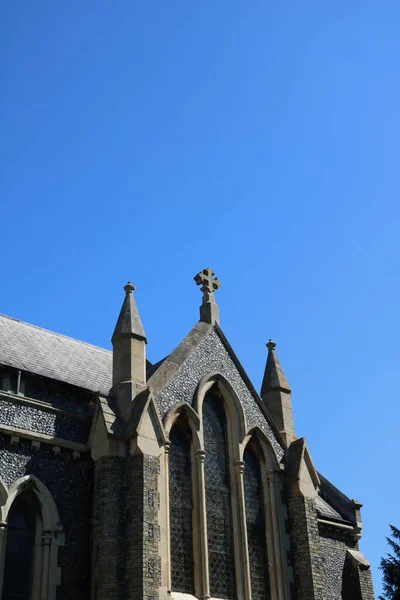 2022年7月10日 イギリスのイーリング 青空に対する聖メアリーズ教会ハンウェルの垂直画像 高品質の写真 — ストック写真