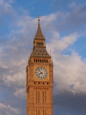 5 Mayıs 2023 - Londra İngiltere: Huysuz mavi gökyüzüne karşı Big Ben 'in tablosu. Yüksek kalite fotoğraf