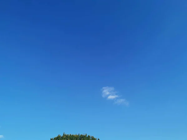 Pełny Obraz Ramki Błękitnego Nieba Prostą Formacją Chmur Częścią Drzewa — Zdjęcie stockowe