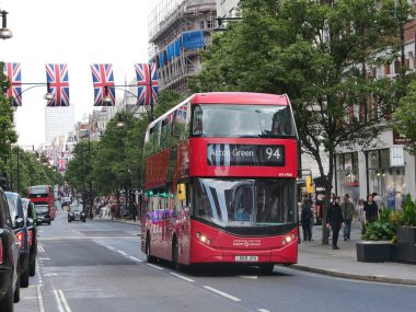 3 Haziran 2023 - Londra, İngiltere: Oxford Caddesi 'ndeki Red London otobüsü üzerinde Union Jack pankartları asılıydı. Yüksek kalite fotoğraf