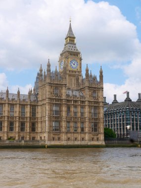 3 Haziran 2023 - Londra İngiltere: Big Ben ve Parlamento Evleri 'nin Thames Nehri' nden çekilmiş portresi. Yüksek kalite fotoğraf