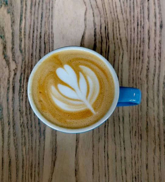 Kawa Cappuccino Niebieskiej Porcelanowej Filiżance Drewnianej Powierzchni Stołu Wysokiej Jakości — Zdjęcie stockowe
