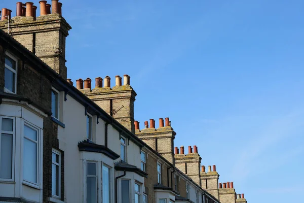 14 Nisan 2023 - Suffolk, İngiltere: Eski bacaların üzerinde mavi gökyüzü olan İngiliz caddesi. Kopyalama alanı olan yüksek kaliteli fotoğraf.