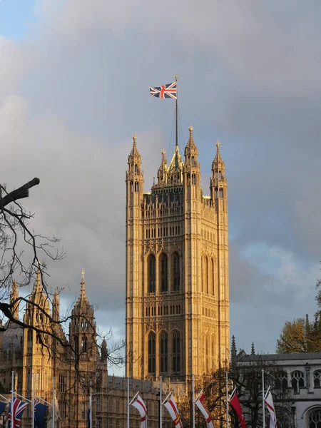 2023年5月5日 ロンドン英国 青空を背景に 下からビッグベンの肖像画 高品質の写真 — ストック写真