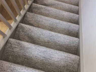 Kapalı kapılar ardında beyaz tırabzanlarla kaplı gri halı manzarası. Yüksek kalite fotoğraf