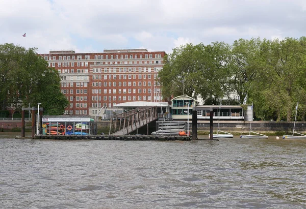 2023年6月3日 英国伦敦 皮姆里科的泰晤士河 River Thames 的划船俱乐部和天际线 高质量的照片 — 图库照片