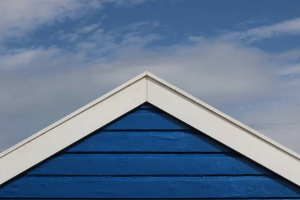 Altenglische Strandhütte Mit Satteldach Blau Weiß Gegen Den Himmel Mit — Stockfoto