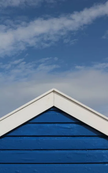Вертикальное Изображение Старой Английской Хижины Пляже Кустарниковой Крышей Голубом Белом — стоковое фото