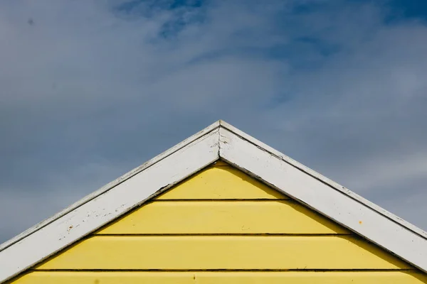 Старая Английская Хижина Пляже Кустарниковой Крышей Желто Белом Цвете Фоне — стоковое фото