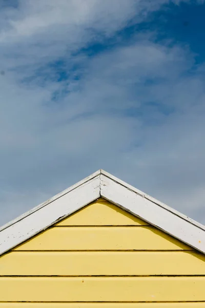 Старая Английская Хижина Пляже Кустарниковой Крышей Голубом Белом Фоне Неба — стоковое фото