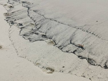 Donuk kumlu sahilde kara gelgit izi ve kopyası için yer var. Yüksek kalite fotoğraf
