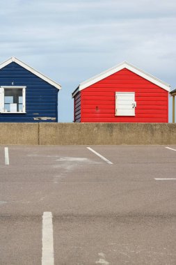 3 Temmuz 2023 - Southwold, Suffolk, İngiltere: Southwold 'da parlak renkli plaj kulübeleri. Yüksek kalite fotoğraf