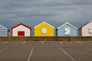 3 Temmuz 2023 - Southwold, Suffolk, İngiltere: Southwold 'da parlak renkli plaj kulübeleri. Yüksek kalite fotoğraf