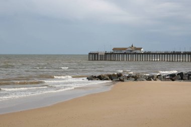 3 Temmuz 2023 - Southwold, Suffolk, İngiltere: Southwold 'daki plajın editoryal görüntüsü. Kopyalama alanı olan yüksek kaliteli fotoğraf. 