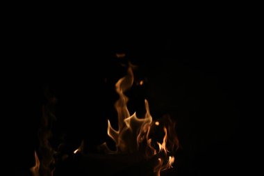 Fotokopi çekilen siyah arka planda parlak turuncu alevlerin izleri var. Yüksek kalite fotoğraf