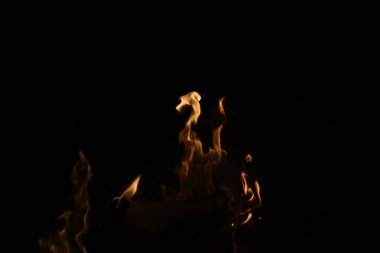 Fotokopi alanı olan siyah arkaplana karşı ince altın sarısı alevler. Yüksek kalite fotoğraf