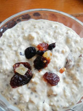 Sağlıklı bir gecede kurutulmuş meyveyle kaplanmış cam kasede kahvaltı. Yüksek kalite fotoğraf