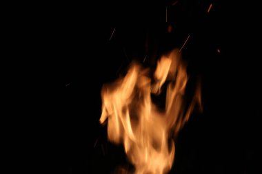 Görünmez, bulanık altın turuncu alevler fotokopi alanı ile siyah arka plana karşı. Yüksek kalite fotoğraf