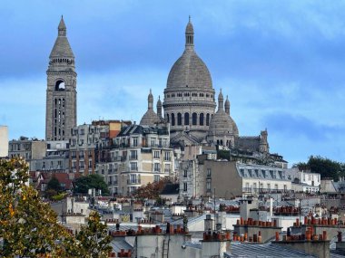 19 Ekim 2024 - Paris, Fransa: Sacre Coeur mavi gökyüzünün altında. Yüksek kalite fotoğraf