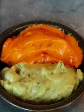 Portakallı ve yeşil kremalı sos tabağı. Yüksek kalite fotoğraf