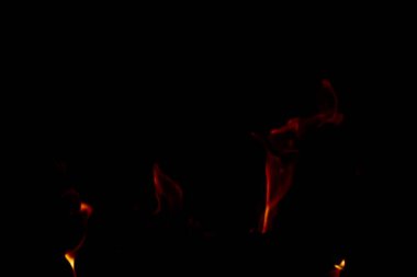 Yangından çıkan sönük turuncu kıvılcımların arka planlarını fotokopi uzayıyla gösteren ince bir görüntü. Yüksek kalite fotoğraf