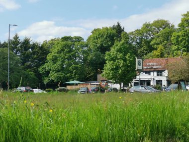 21 Mayıs 2023 - Northwood, UK: Ye Olde Greene Manne barının dış görüntüsü uzun yeşil çimenlerin karşısında görüldü. Yüksek kalite fotoğraf