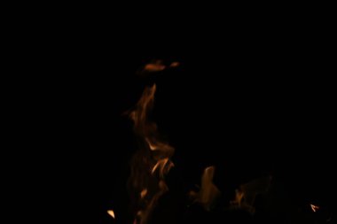 Yangından çıkan sönük turuncu kıvılcımların arka planlarını fotokopi uzayıyla gösteren ince bir görüntü. Yüksek kalite fotoğraf