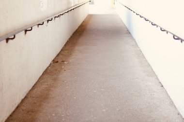 Rampanın her iki tarafını da parmaklıklarla kontrol edin. Kopyalama alanı olan yüksek kaliteli fotoğraf.