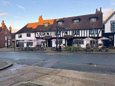 2 Aralık 2024 - Pinner, UK: Queens Head Bar 'ı gösteren eski High Street manzarası. Yüksek kalite fotoğraf