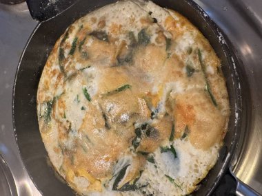 Kahverengi ıspanaklı omlet tavada. Yüksek kalite fotoğraf