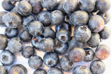 Antioksidan içeren meyvelerin detaylarını gösteren yemyeşil yaban mersinlerinin tam kare görüntüsü. Yüksek kalite fotoğraf.