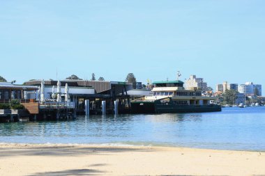 13 Kasım 2023 - Manly Beach, NSW, Avustralya: feribotlu Manly Wharf 'ın görüntüsü. Yüksek kalite fotoğraf
