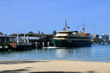 13 Kasım 2023 - Manly Beach, NSW, Avustralya: feribotlu Manly Wharf 'ın görüntüsü. Yüksek kalite fotoğraf