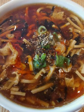 Beyaz kasede taze soğan ya da soğanla süslenmiş sıcak ve ekşi çorba. Yüksek kalite fotoğraf