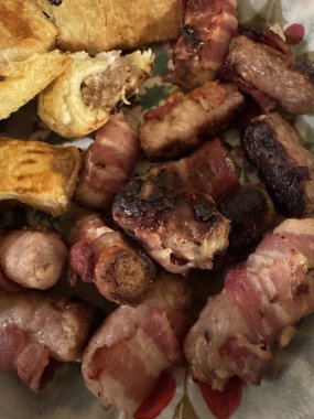 Domuzları battaniyeye sarın ve ev yapımı sosisli börekler. Yüksek kalite fotoğraf