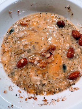 Çiğ yumurta ve pişmemiş yulaf lapası ve çeşit çeşit fındık.