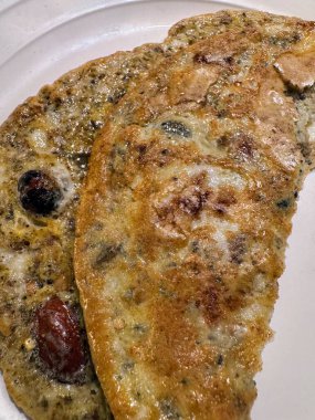 Lezzetli omleti yulaf, fındık, tohum ve tarçınlı beyaz tabakta yakın.