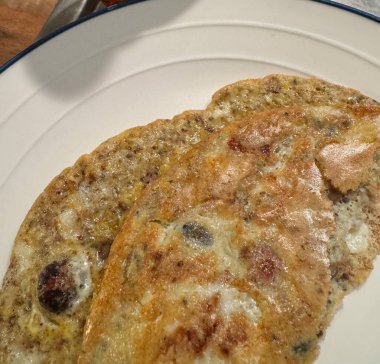 Lezzetli omleti yulaf, fındık, tohum ve tarçınlı beyaz tabakta yakın.