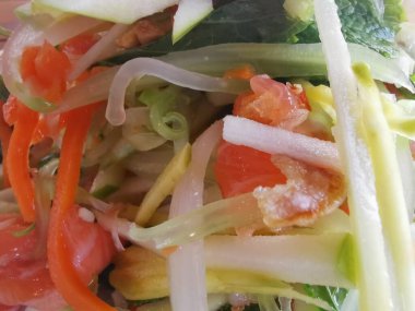 Kırmızı ve yeşil renkli karışık salata sebzelerinin görüntüsünü kapat. Yüksek kalite fotoğraf