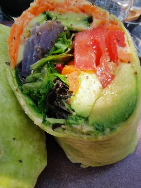 Somon, avokado, domates, soğan ve salatalıklı sağlıklı bir paket. Yüksek kalite fotoğraf