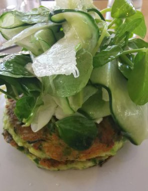 Üstü yeşil salatalık ve bebek ıspanağıyla kaplı kabaklı börek.